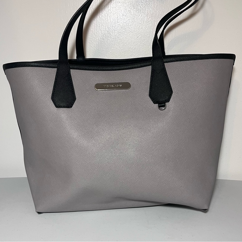 Michael Kors Saige Reversible Tote in Black/ Gray